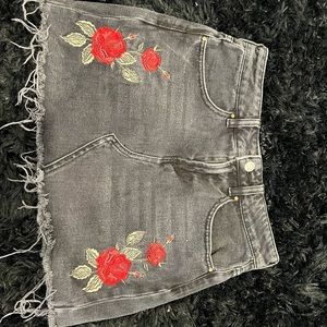 Rosé embroidery mini skirt